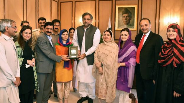 Malala recebeu uma condecoraÃ§Ã£o das mÃ£os do Primeiro Ministro Shahid Khaqan Abbasi em Islamabad