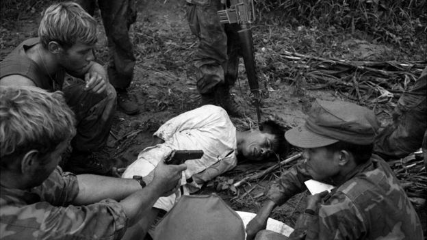 Soldados estadounidenses interrogan a un prisionero del Vietcong