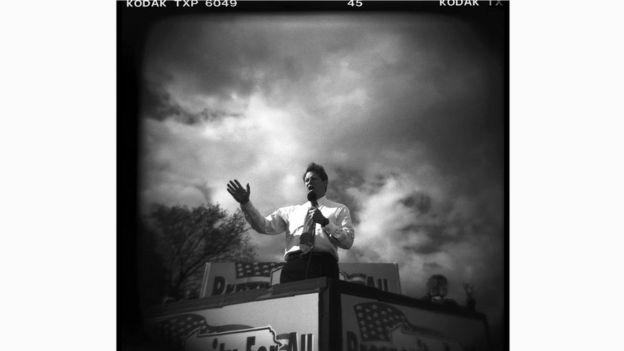 На этой выразительной фотографии Дэвида Бернетта - Эл Гор, выступающий перед американскими избирателями во время президентской кампании 2000 года