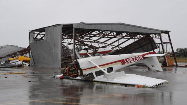 Los vientos arrasaron con muchas avionetas en el aeropuerto de Rockport.