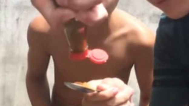 Jovens fazendo desafio da canela em pó com pimenta no YouTube