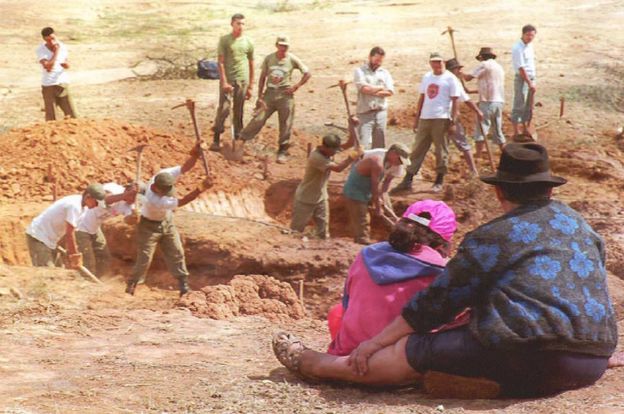 Soldados cavan una de las fosas