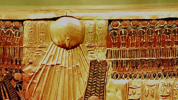 El sol al respaldo del trono de Tutankamen que quizás fue hecho para Akenatón
