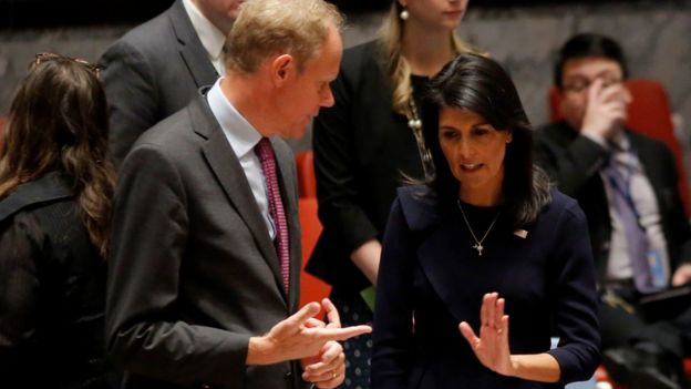 La embajadora de Estados Unidos ante la ONU Nikki Haley habla con el embajador británico, Matthew Rycroft, en el Consejo de Seguridad.