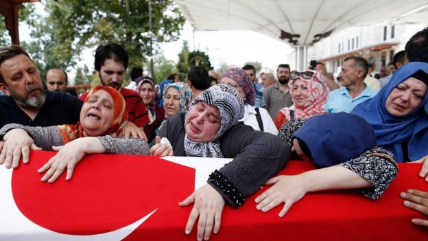 People mourn during the funeral of Omer Can Katar who was killed in a coup attempt (17/07/2016)