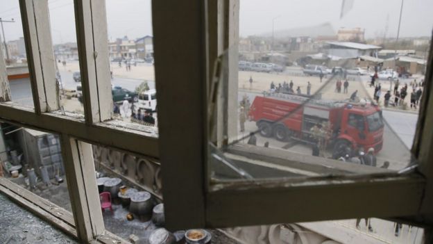 Una vista de los cristales de las ventanas rotas en el escenario de un ataque suicida con bomba en Kabul, Afganistán, el 21 de noviembre el año 2016
