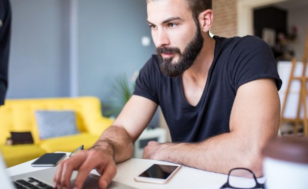 Un joven trabaja frente al computador