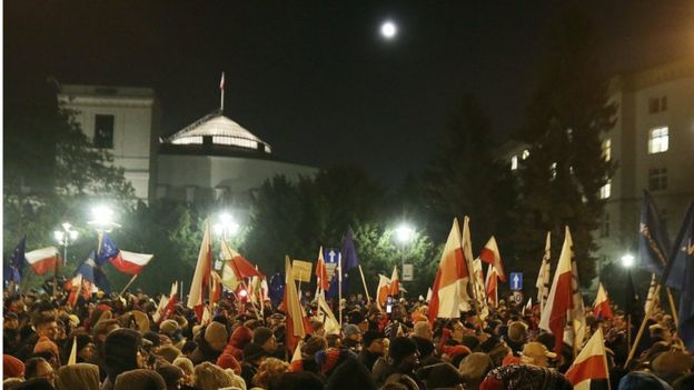 Crowds outside the Polish parliament in Warsaw, 16 December 2016