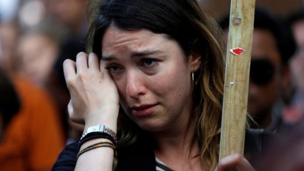 Una mujer llora en una protesta