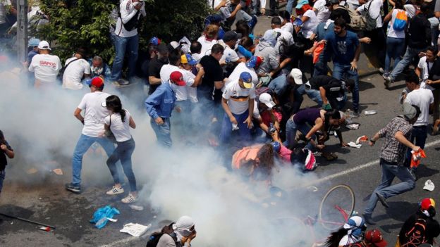 Manifestantes se cubren de los gases lacrimógenos