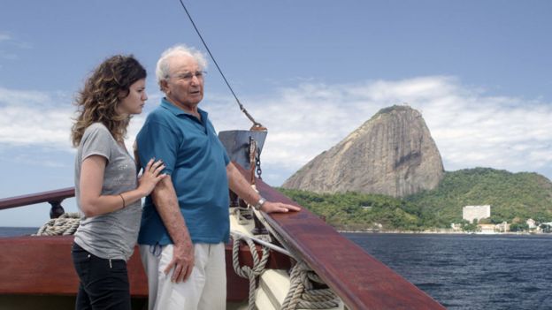 Julio Gartner junto a la presentadora Marina Kagan en el documental 