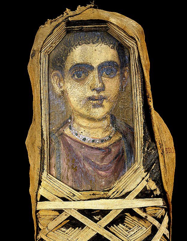 Una momia de un niño del período romano excavada en Hawara, Egipto. Ahora está en el Museo Egipcio, Cairo.