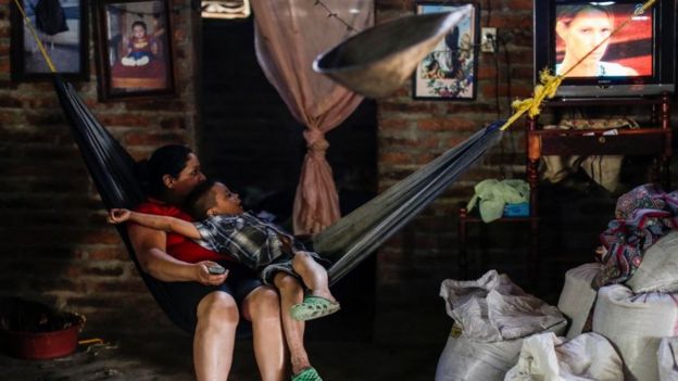 Una mujer y un niño miran televisión en Nicaragua