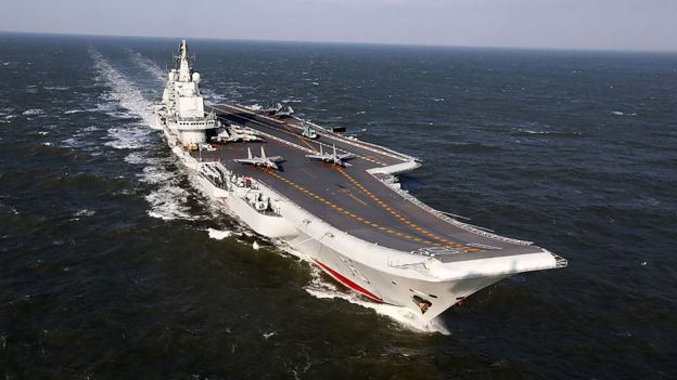 El portaaviones chino Liaoning, durante ejercicios militares en el Pacífico.