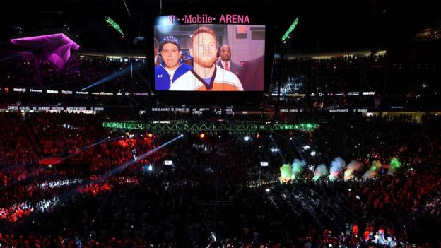 "Canelo" Álvarez ingresando al estadio en Las Vegas