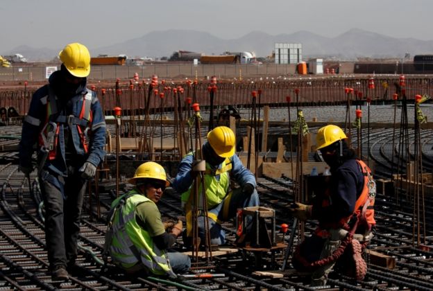 El gobierno defiende que el aeropuerto está siendo construido en el mejor lugar según expertos.