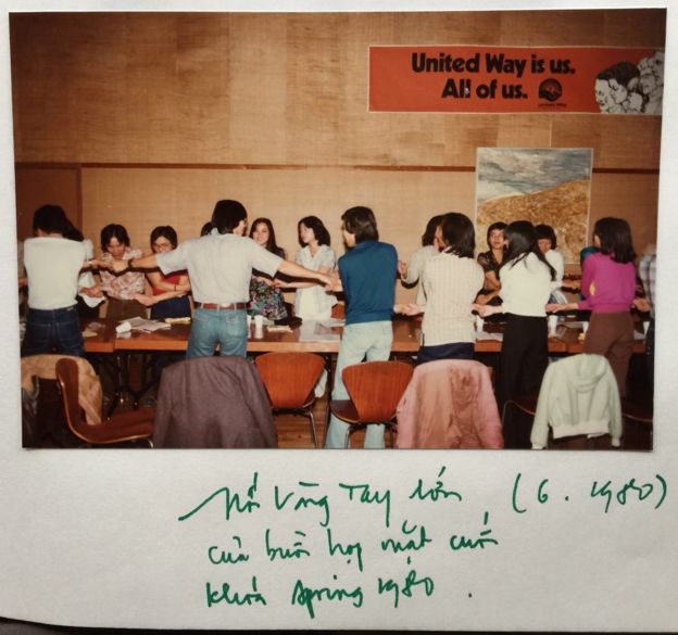 Sinh hoạt tại Đại học Berkeley trong lưu bút 1980 của tác giả. Sinh viên đồng ca Nối Vòng Tay Lớn