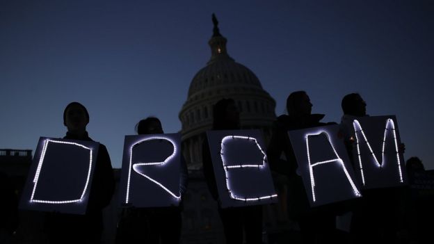 Những người ủng hộ dự luật DREAM biểu tình bên ngoài Điện Capitol hôm 18/1