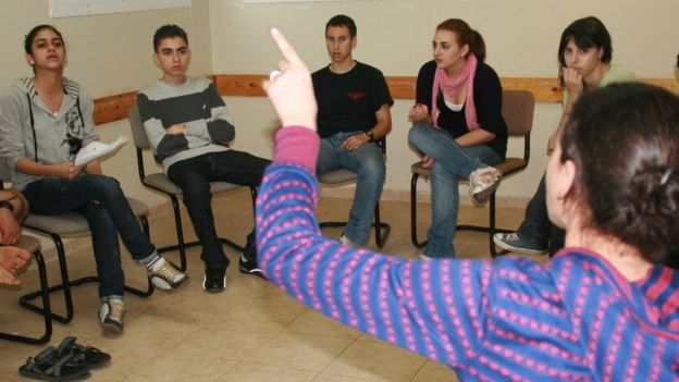 আরব ও ইহুদি তরুণদের একসাথে এনে ওয়ার্কশপ করানো হয় যাতে তারা পরস্পরকে চিনতে পারে