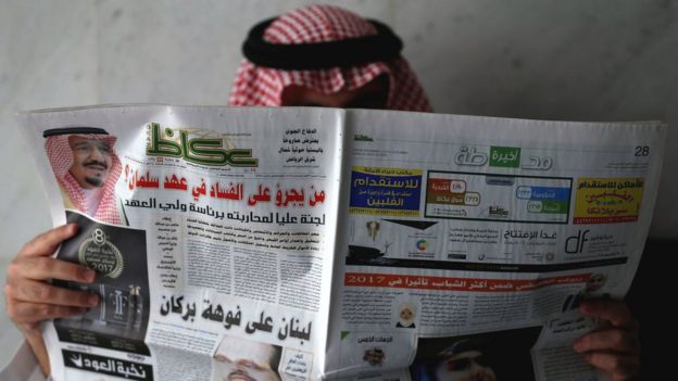 Un hombre saudita lee un periódico donde se habla de la campaña anticorrupción.