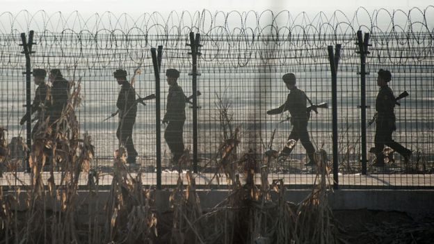 Militares de Corea del Norte en la frontera con China