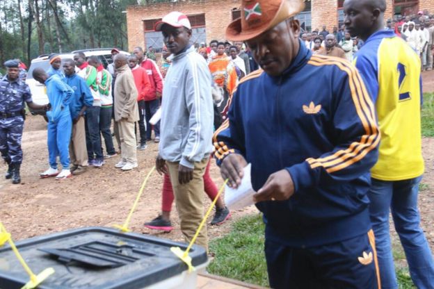 Rais Nkurunziza amepiga kura yake kituoni ECOFO Buye, tarafani Mwumba, Mkoa wa Ngozi