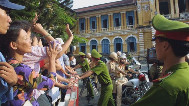 Thân nhân các bị cáo bên ngoài phiên tòa xét xử vụ án Năm Cam tại Tòa án TP Hồ Chí Minh, hôm 5/6/2003. Đây là một trong các vụ có nhiều bị cáo nhất, 154 người, trong đó có nhiều người bị tuyên mức án tử hình.