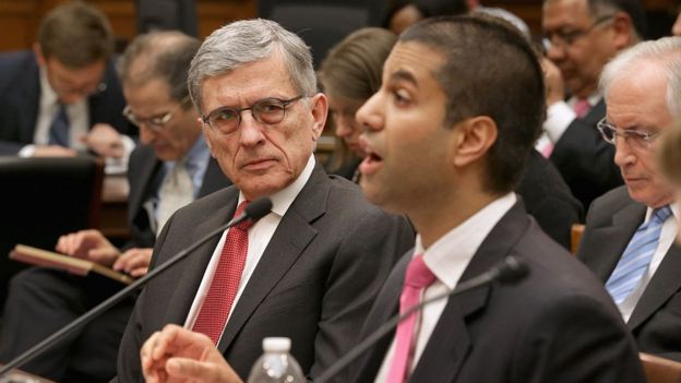 Tom Wheeler (izq.), otrora presidente de la FCC, con Ajit Pai
