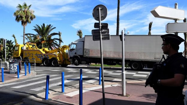 Policía mirando el camión con el que se perpetró el ataque en Niza.