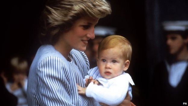Lady Di y el príncipe Harry en agosto de 1985