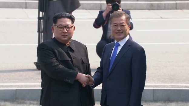Kim Jong-un saluda a Moon Jae-in.