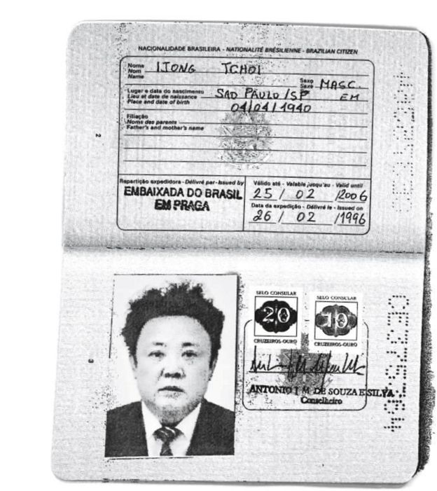 Ảnh hộ chiếu Brazil với hình ông Kim Jong-il được cấp với tên Ijong Tchoi ngày 26/2/1996