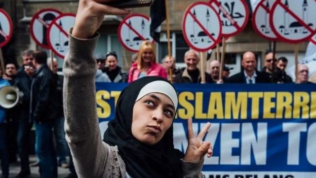 Foto Zakia Belkhiri tomándose una selfie en una protesta antiislam en Bélgica.