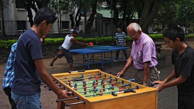 Personas jugando al futbolín en un parque de Costa Rica