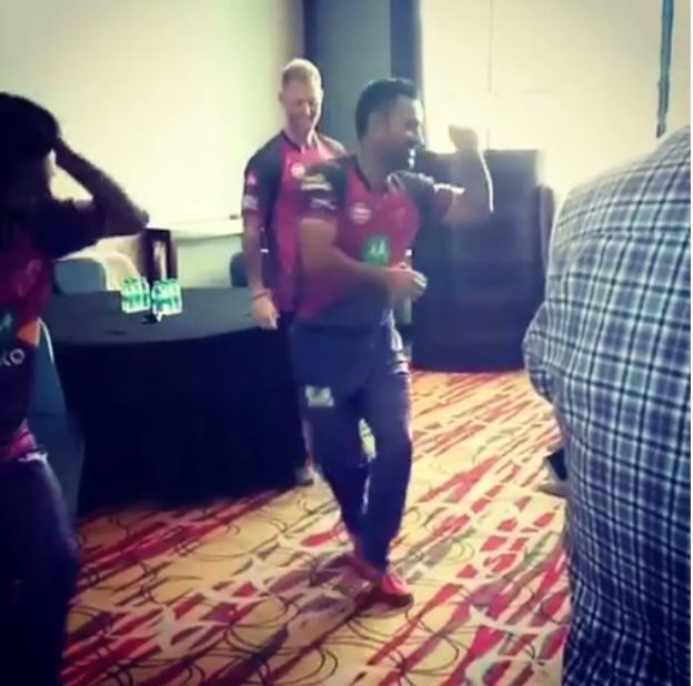 நடனத்தில் கலக்கிய டோனி