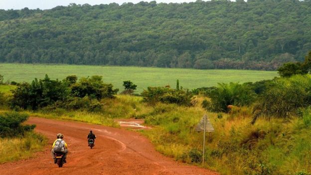 Hombres en motocicleta en la isla Bugala