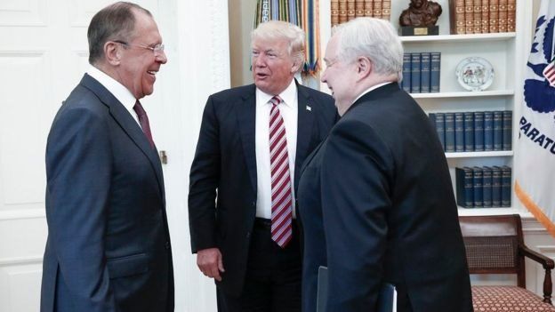Trump (centro) se reunió con Sergei Lavrov (izquierda) y el embajador Kislyak (derecha) el pasado miércoles.