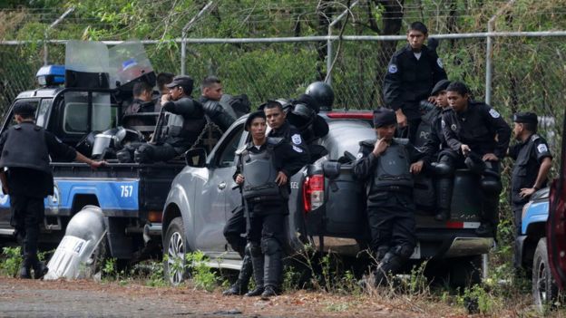 Policías de Nicaragua afuera de la sede del diálogo