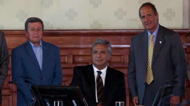 El presidente de Ecuador, Lenín Moreno, rodeado de los jefes negociadores de ELN, Pablo Beltrán, y del gobierno de Colombia, Juan Camilo Restrepo.