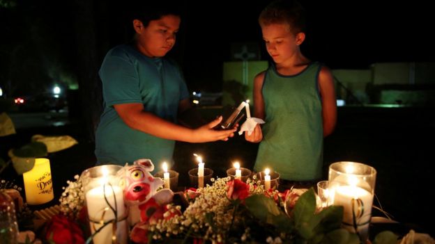 صدها نفر شب گذشته به یاد قربانیان این تیراندازی در اطراف دبیرستان سانتافه شمع روشن کردند از جمله کودکانی که ممکن است با اضطراب بیشتری به سر کلاس‌های درس بازگردند