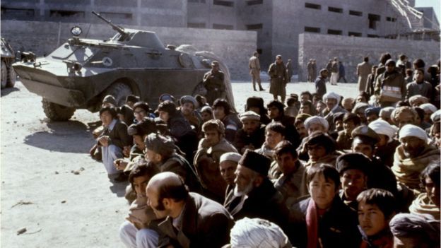 Tanques soviéticos y prisioneros en Afganistán en 1979ga