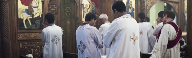 religieux coptes égyptiens assister à une messe vendredi à l'église Vierge Marie le 16 mai 2014