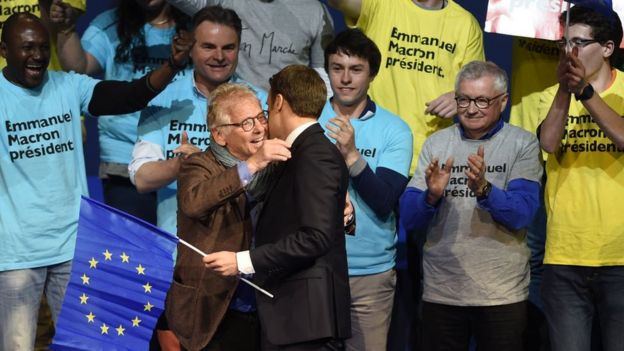 Emmanuel Macron con una bandera de la UE