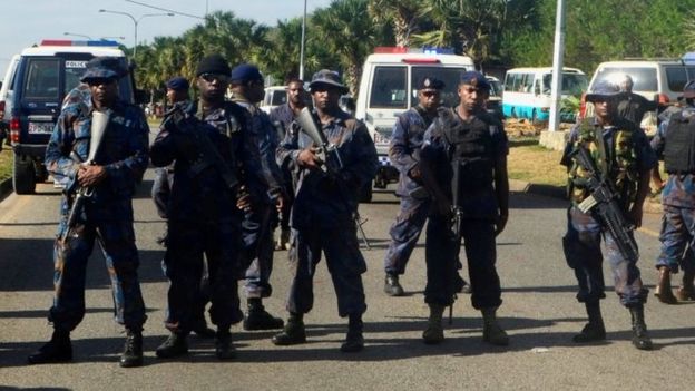 Armed police form a roadblock in Port Moresby. Photo: 8 June 2016