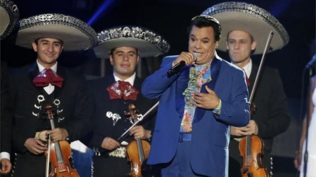 Juan Gabriel junto a mariachis