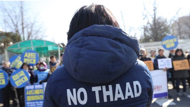 Manifestante na Coreia do Sul usa casaco com slogan contra o Thaad