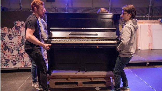 一架在廣島核爆中倖存的"核爆鋼琴"於11日在奧斯陸的諾貝爾和平獎音樂會上被搬上舞台並演奏。