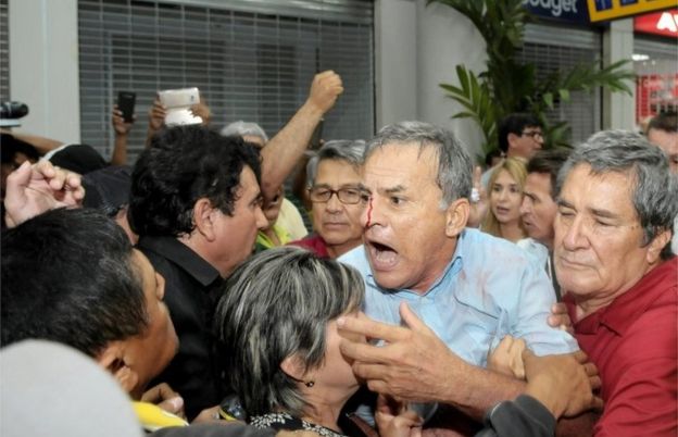 Enfrentamientos entre los seguidores y los detractores de Correa en el aeropuerto de Guayaquil.