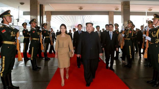 Kim Jon-un y su esposa a su llegada a la estación central de Pekín.