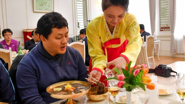 Picture showing Pyongyang noodles being served in a restaurant